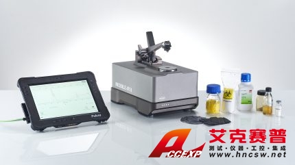 便攜式FT-IR光譜儀周圍有不同的測(cè)試樣品,平板筆記本顯示優(yōu)秀的FT-IR測(cè)量結(jié)果